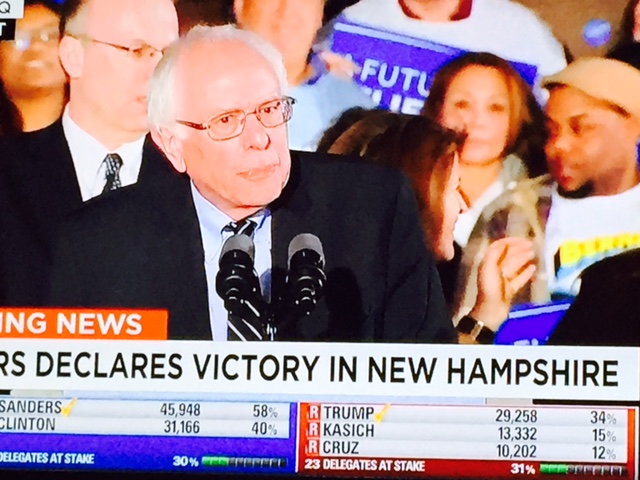 Bernie Sanders inizia il discorso della vittoria in New Hampshire