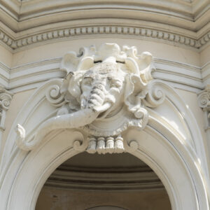 Dettagli decorativi del portale d'ingresso. Foto: Flavia Rossi