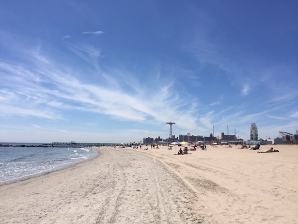 La spiaggia di Coney Island con alle spalle il LunaPark