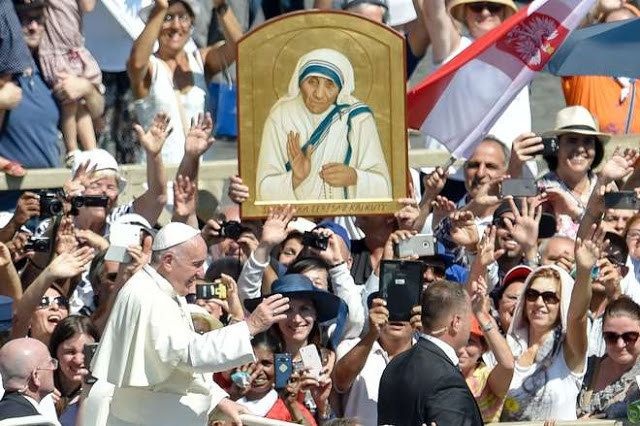 Papa Francesco in piazza San Pietro per la santificazione di Madre Teresa (Foto Afp)