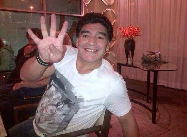 Maradona posta sui social una foto con la mano che indica i quattro gol del Real Madrid alla Juventus 