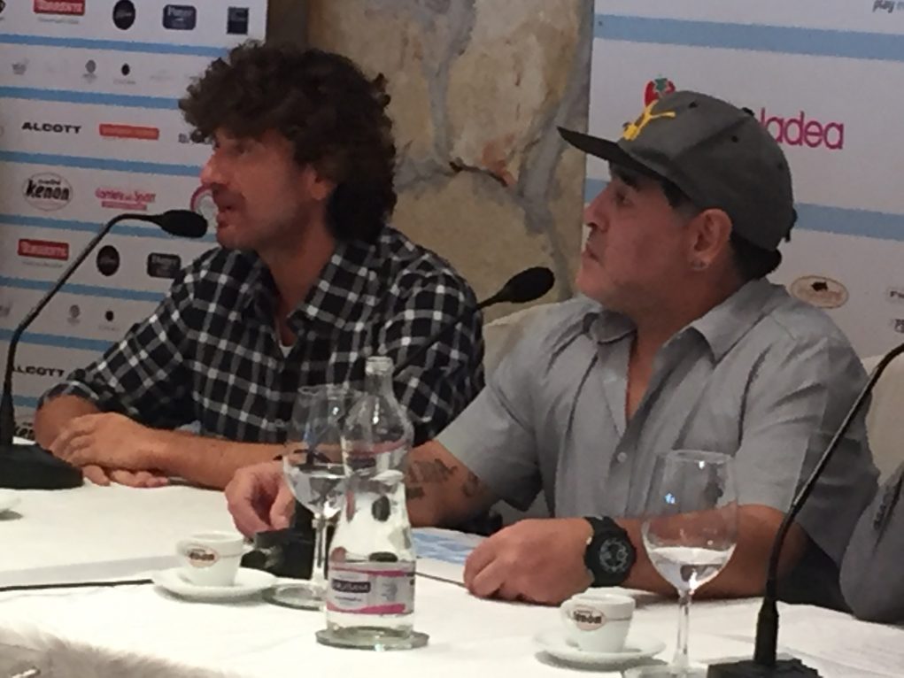 Maradona e Alessandro Siani alla conferenza stampa di presentazione dell'evento "Effetto Maradona"