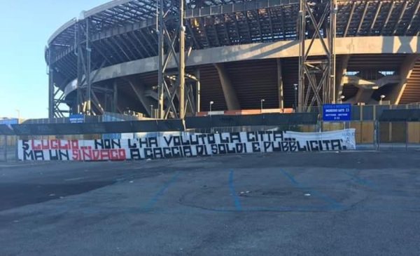 Striscione davanti allo stadio San Paolo di Napoli che contesta il sindaco Luigi De Magistris