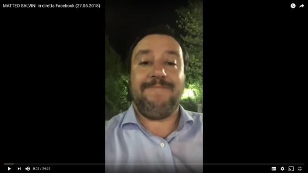 Matteo Salvini durante una diretta Facebook per i suoi followers