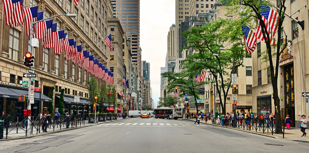 Live: Shopping on 5th Avenue, New York 