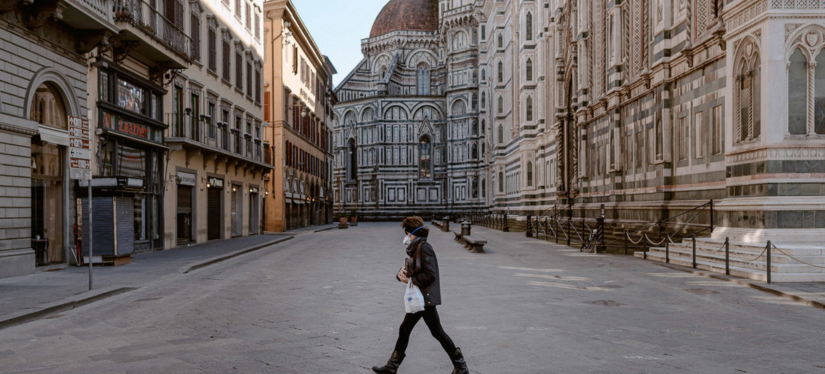Un solitario pedone in Piazza del Duomo a Firenze, uno spazio normalmente affollato da migliaia di visitatori. (UNICEF / Francesco Spighi / Il fiorentino)