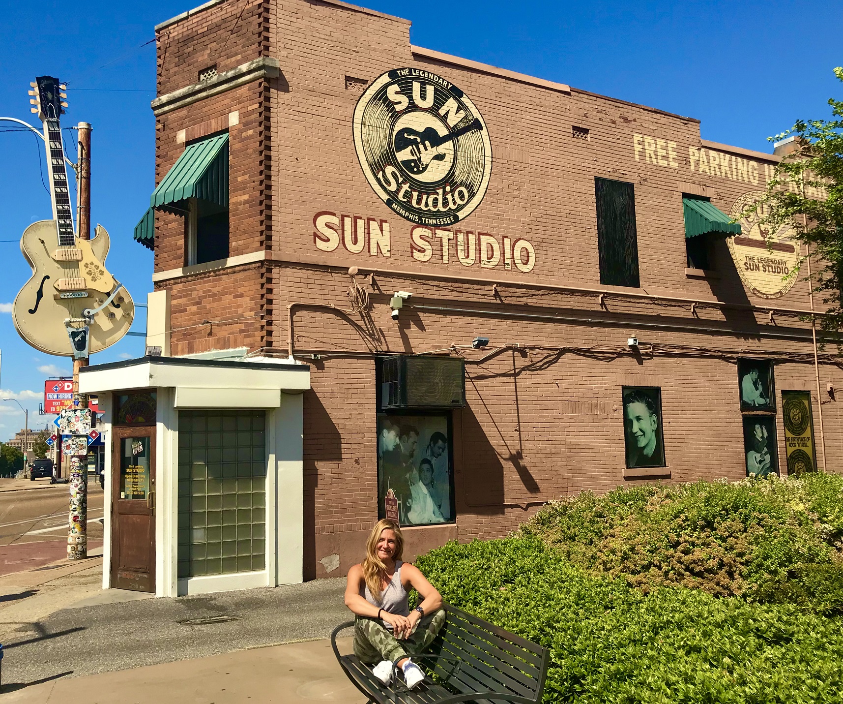 Simona Sacri davanti ai Sun Studios di Memphis (Tennesse)