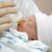 Un neonato beve del latte artificiale (cdc.gov)
