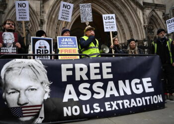 Julian Assange supporters outside the High Court in London, Britain, 24 January 2022 - ANSA/EPA/ANDY RAIN
