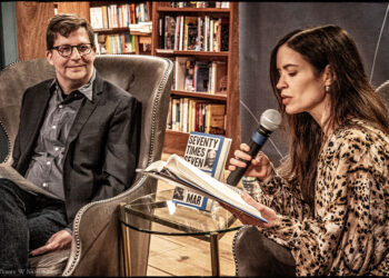 Alex Mar durante una presentazione del libro a New York - Foto di Terry W. Sanders