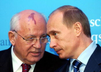Russian President Vladimir Putin (R) and former Soviet leader Mikhail Gorbachev (L) talk during a press conference at Gottorf palace in the northern village of Schleswig, Germany, 21 December 2004 /Ansa