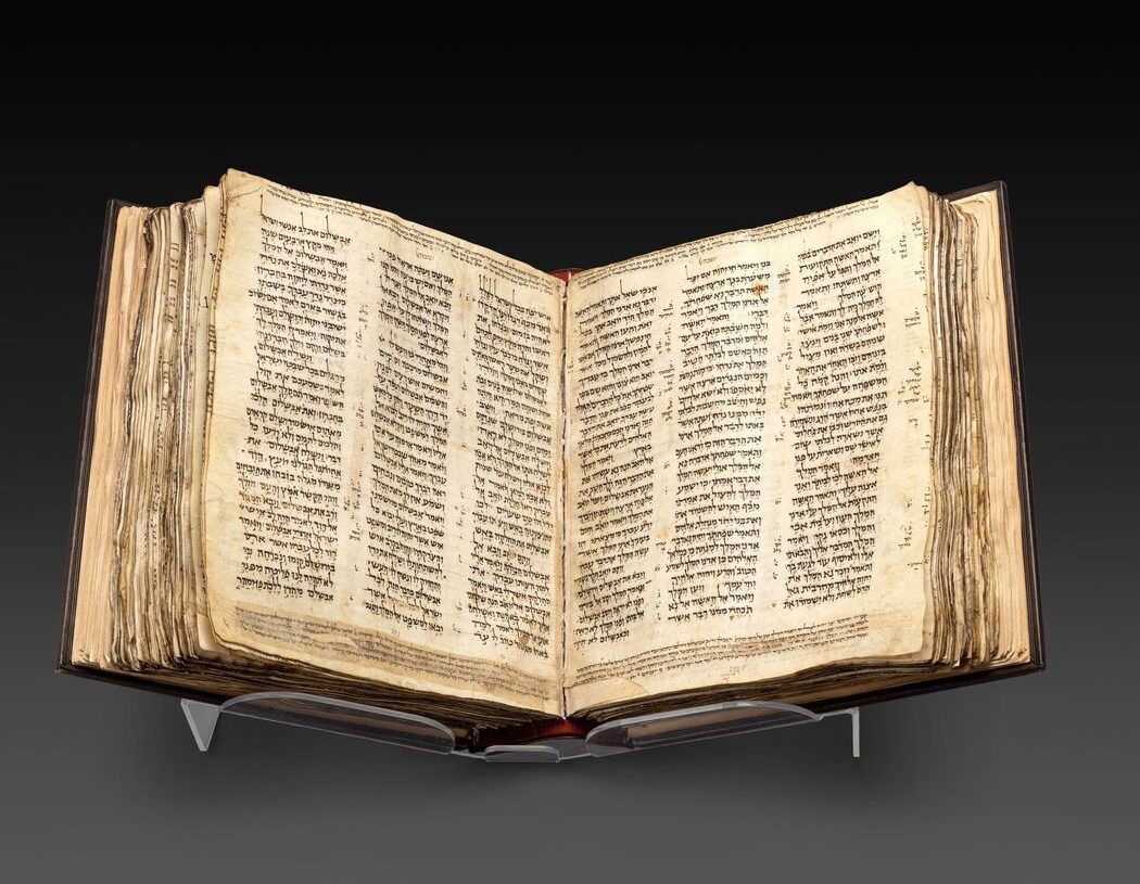 La più antica Bibbia ebraica quasi completa venduta per 38,1 milioni di  dollari – La Voce di New York