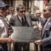 Antonino Laspina e Nicola Fiasconaro consegnano la targa al sindaco Eric Adams - Foto di Terry W. Sanders