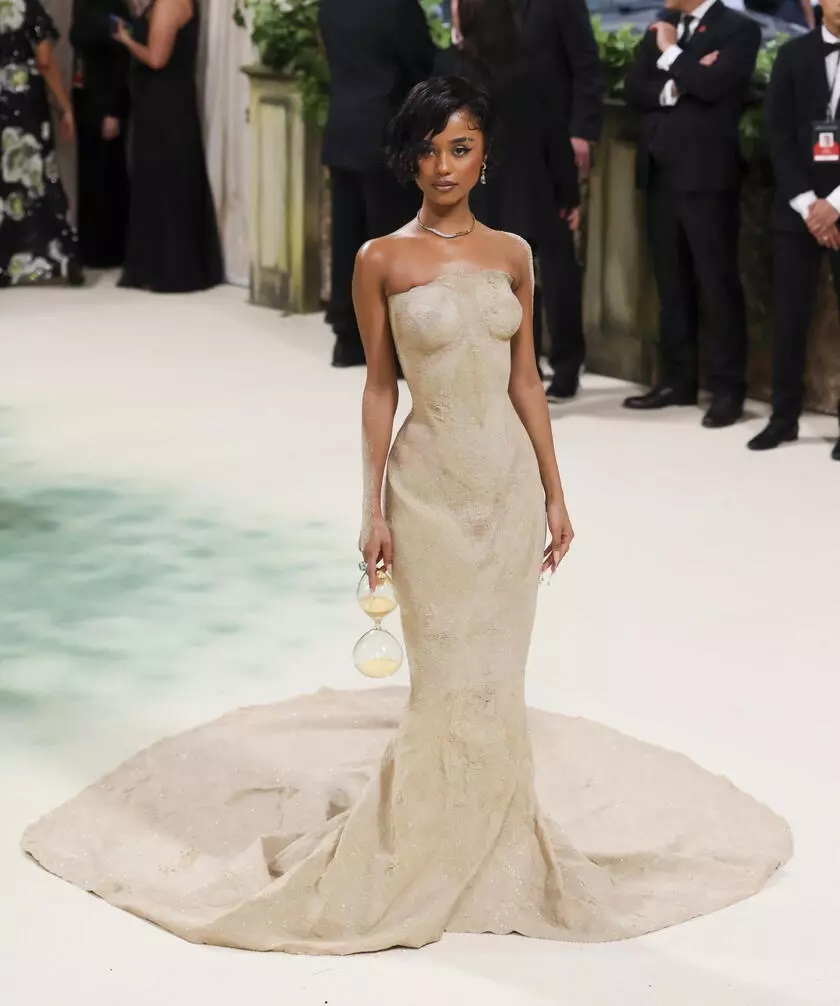 La cantante sudafricana Tyla in un abito ricoperto di sabbia di Balmain al Met Gala 2024 a New York / Ansa