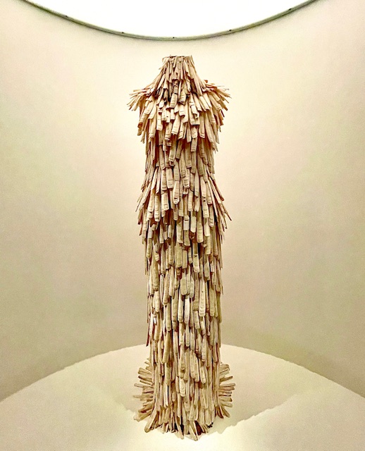Abito di Alexander McQueen (SS 2001), mostra "Sleeping Beauties: Reawakening Fashion", Met Museum, New York / VNY Media