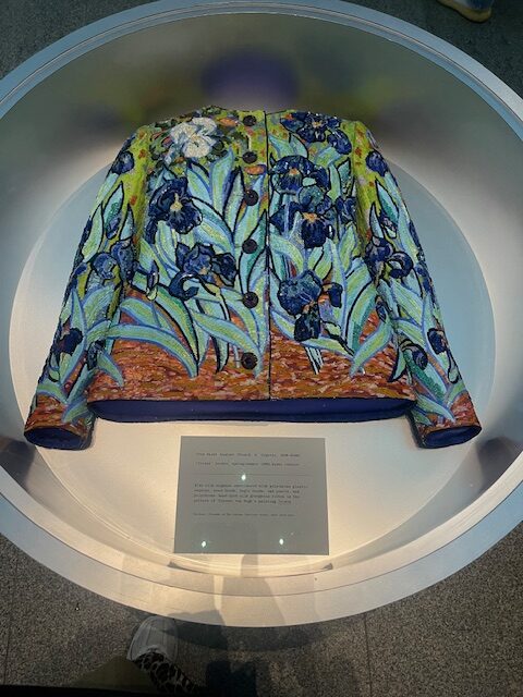 Giacca 'Irises' (SS 1988) Yves Saint Laurent, mostra Sleeping Beauties: Reawakening Fashion, Met Museum, New York / VNY Media