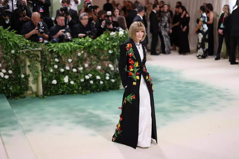Anna Wintour, editor in chief di Vogue e presidente del Met Gala sulla passerella del gala 2024 in abito Loewe / Ansa