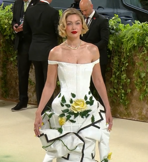 La modella Gigi Hadid sul red carpet del Met Gala 2024, in Thom Browne / Ansa