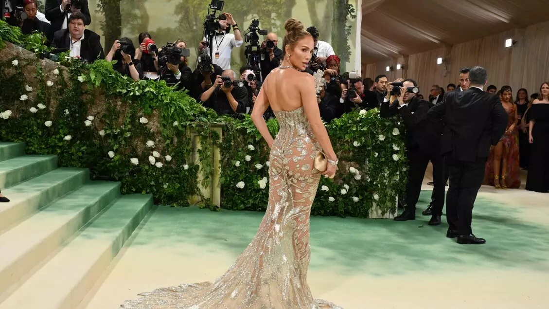 L'attrice e cantante Jennifer Lopez arriva al Met Gala 2024 di New York / Ansa