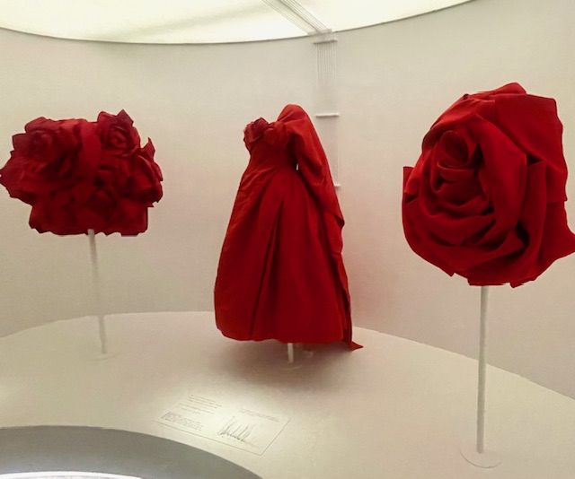 Giacca Valentino by Pierpaolo Piccioli (FW 2022), abiti House of Dior (SS 1958) e Dolce&Gabbana (2004), mostra Sleeping Beauties: Reawakening Fashion, Met Museum, New York / VNY Media