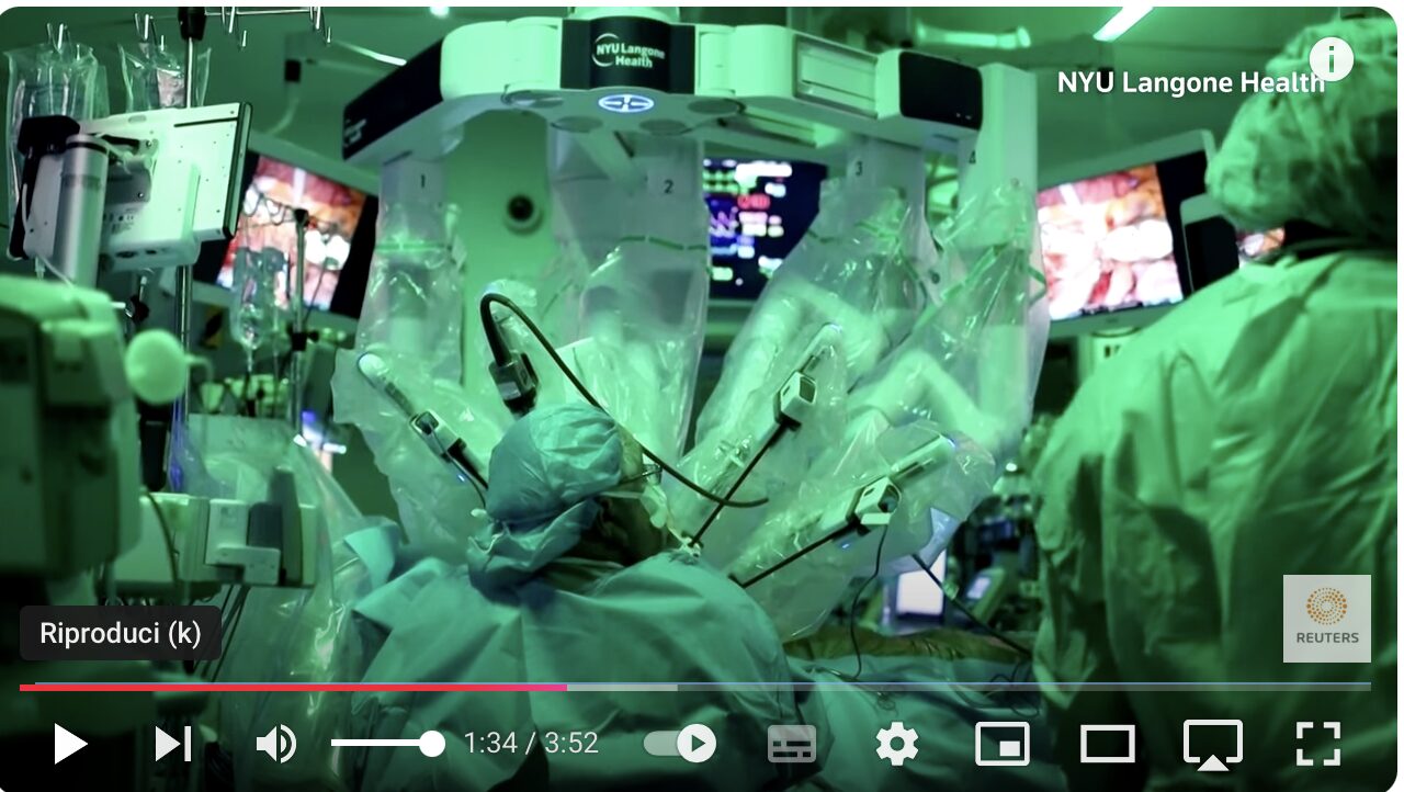 L'intervento guidato dalla Dottoressa Chung con il sistema robotico / screenshot da You Tube