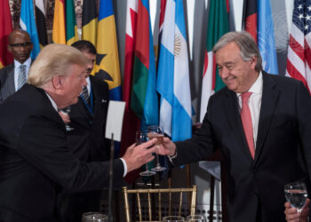 09/19/2017 - Secretary-General António Guterres hosted a luncheon in honour of the heads of delegations attending the general debate of the General Assembly’s seventy-second session.
The Secretary-General (right) shares a toast with United States President Donald Trump. (UN Photo/Kim Haughton)