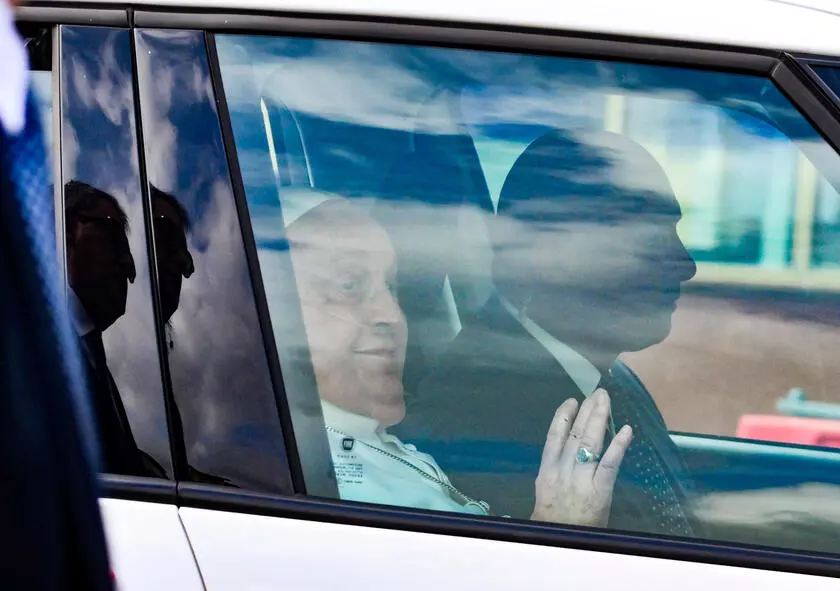 Papa Francesco in automobile verso il ritorno in Vaticano / Ansa