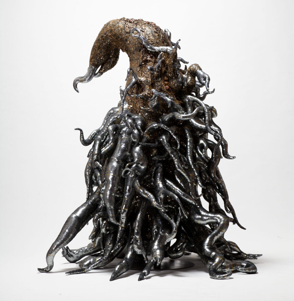 "Monster Black", una delle opere esposte nella mostra Monstrous Beauty al Met, visitabile dal 25 marzo.
