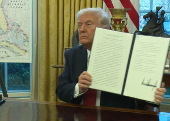 Donald Trump ha firmato l'ordine esecutivo sui dazi del 25% per le importazioni di automobili non prodotte negli Stati Uniti, 26 marzo 2025 - Screenshot dal profilo Youtube della Casa Bianca