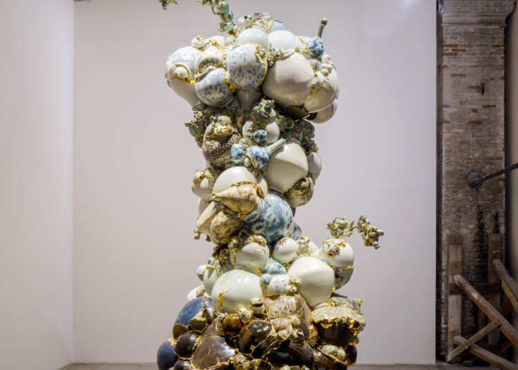 "Nine Dragons in Wonderland" 2017, una delle opere esposte nella mostra Monstrous Beauty al Met, visitabile dal 25 marzo.
