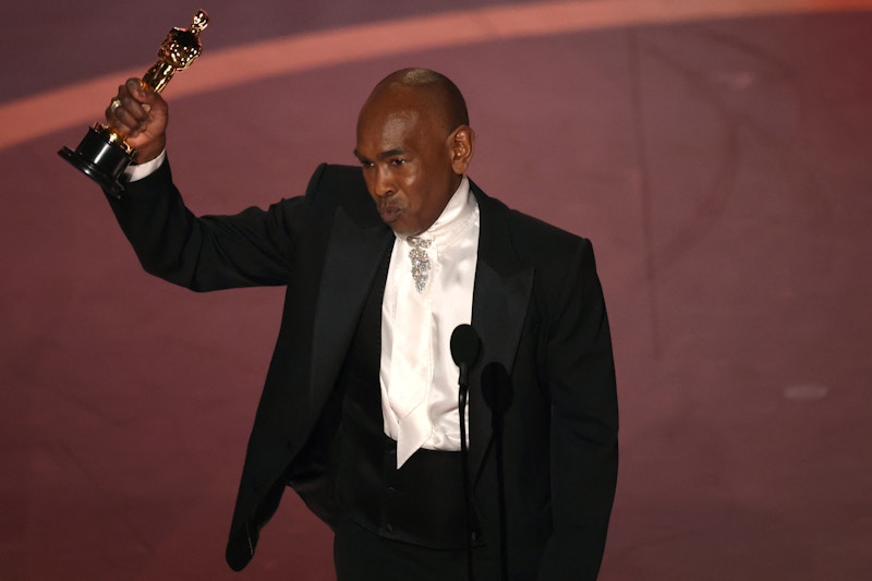 Paul Tazewell vince l'Oscar per il Miglior Design dei Costumi per "Wicked" durante la cerimonia degli Oscar, 2 marzo 2025. REUTERS/Carlos Barria