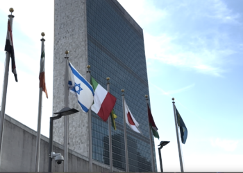 La bandiera d'Israele sventola davanti al Palazzo di Vetro dell'ONU. Accanto c'è  quella dell'Italia. (Foto VNY)