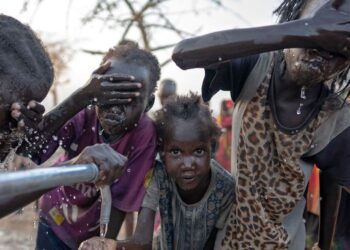 Girls wash at a water tap installed by UNICEF in a camp for displaced people in Bentiu, South Sudan. (Photo Unicef)