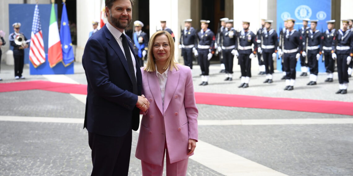 JD Vance e Giorgia Meloni nel cortile di palazzo Chigi, 18 aprile 2025 /footage askanews
