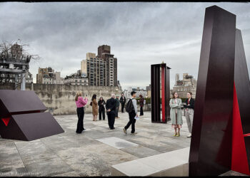 Visitatori esplorano Ensemble, l’installazione di Jennie C. Jones sul rooftop del Met, aprile 2025. Foto © Terry W. Sanders