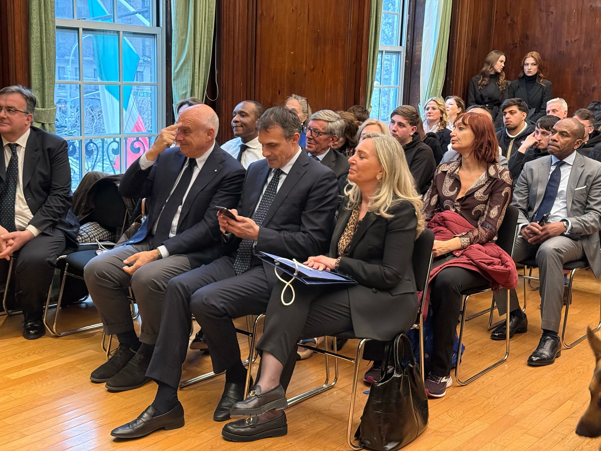 Evento all’Istituto Italiano di Cultura di New York con Maurizio Marinella. In prima fila, Maurizio Marinella, il Console Generale d’Italia a New York, Fabrizio Di Michele, e l’Ambasciatrice d’Italia negli Stati Uniti, Mariangela Zappia