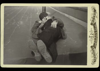 Young man Lying on Roof. Chauncey L. Moore, Springfield, Massachusetts Collezione William L. Schaeffer, in prestito al Metropolitan Museum of Art