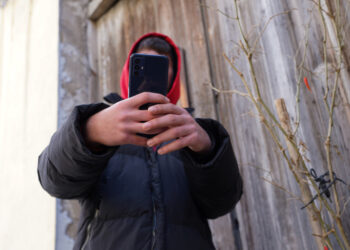 Bambino con smartphone (ph: ANSA)