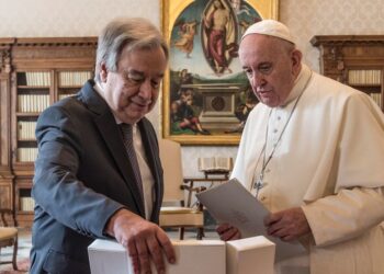 Secretary-General António Guterres (right) during an audience with Pope Francis at the Vatican in Rome in December 2019. (UN Photo/Rein Skullerud )
