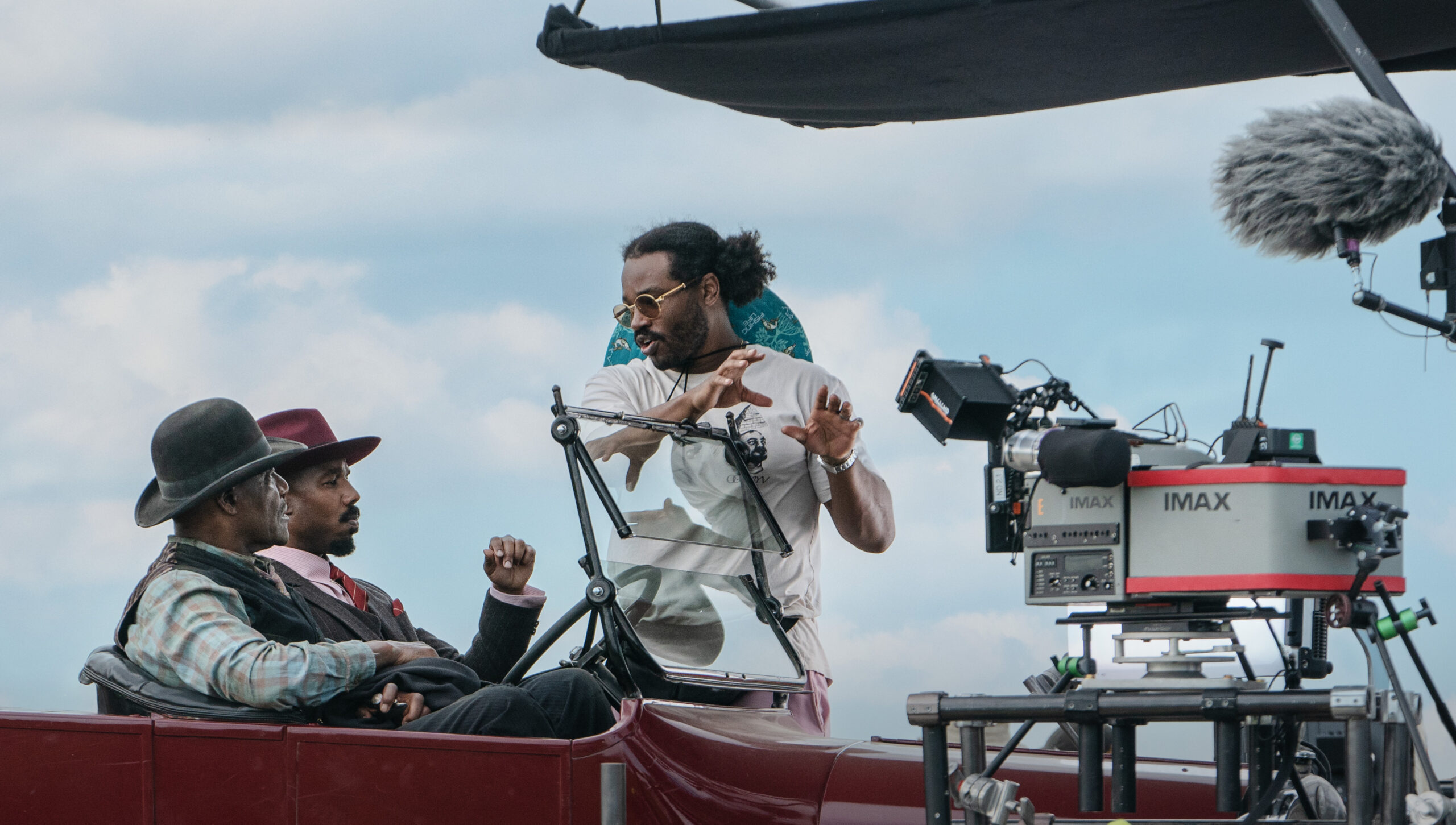 Ryan Coogler sul set di Sinners con Michael B. Jordan. © Warner Bros. Pictures