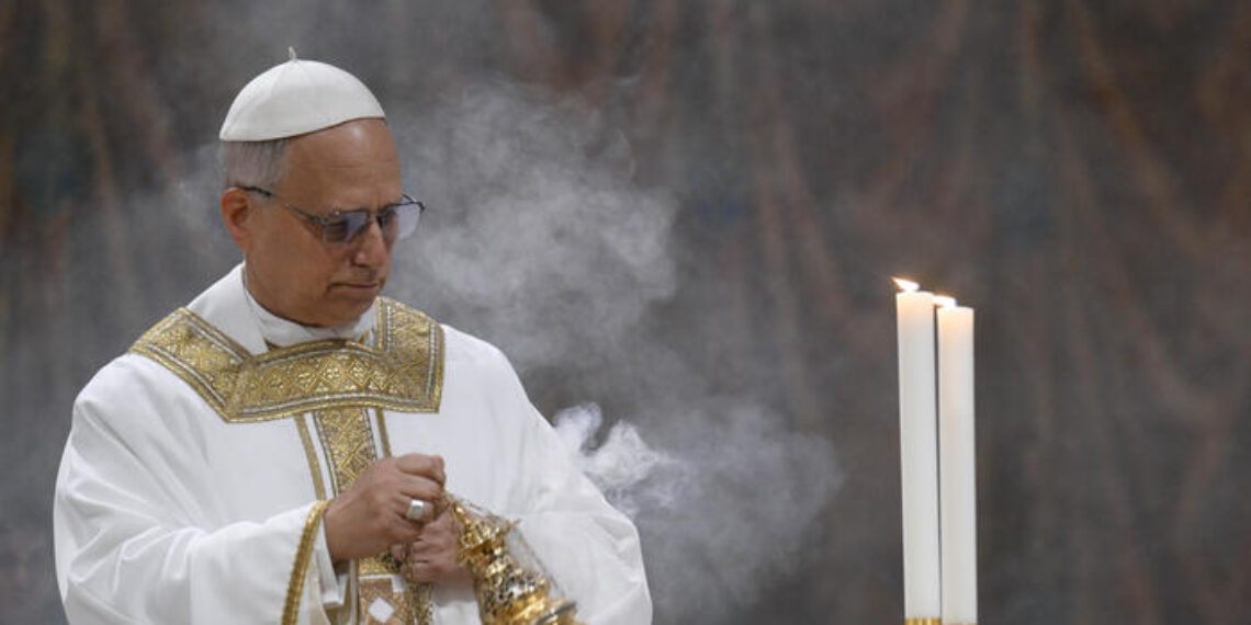 Papa Leone XIV durante la sua prima messa da Papa nella Cappella Sistina, venerdì 9 maggio /VATICAN MEDIA / ANSA)