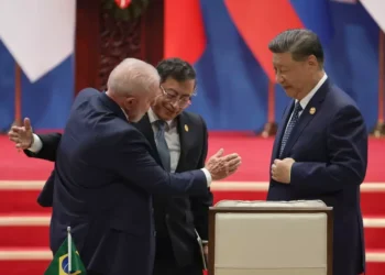 Al CELAC a Pechino, si sono incontrati il presidente del Brasile Lula (sinistra), quello della Colombia Gustavo Petro (centro) e il presidente cinese Xi Jinping (destra) /ANSA