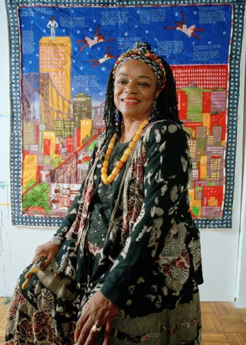 Faith Ringgold davanti a una delle sue opere. Disponibile su Britannica