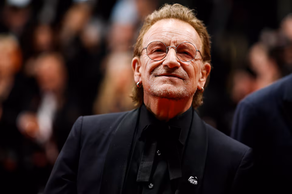 Bono Vox arriva sul tappeto rosso del Festival del Cinema accompagnato da soldati ucraini, per la première del documentario Stories of Surrender.