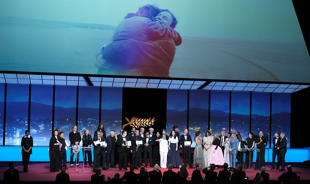 I vincitori del 78º Festival di Cannes sul palco durante la cerimonia di chiusura. Ufficio stampa Festival de Cannes / © Corinne Cumming – FDC