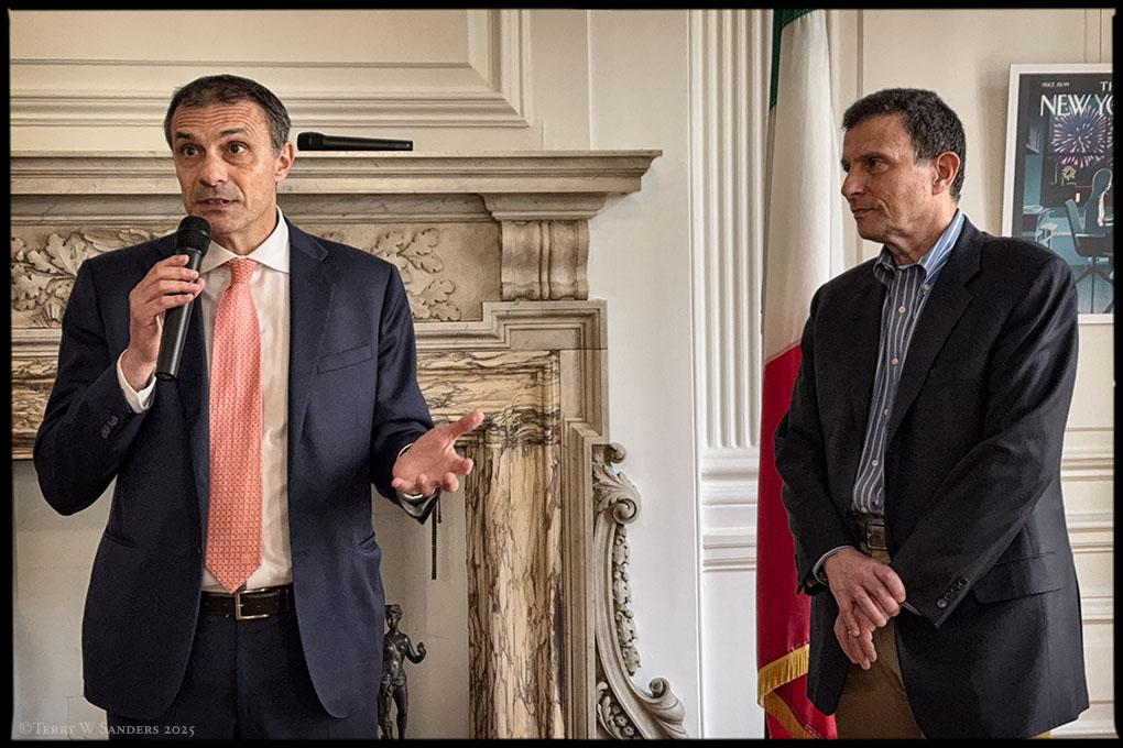 Il Console Generale d’Italia, Fabrizio Di Michele, apre la mostra “Italy and The New Yorker Across a Century” accanto a David Remnick, direttore del New Yorker. Sullo sfondo, la bandiera italiana e una copertina della rivista.Foto di Terry W. Sanders, 2025