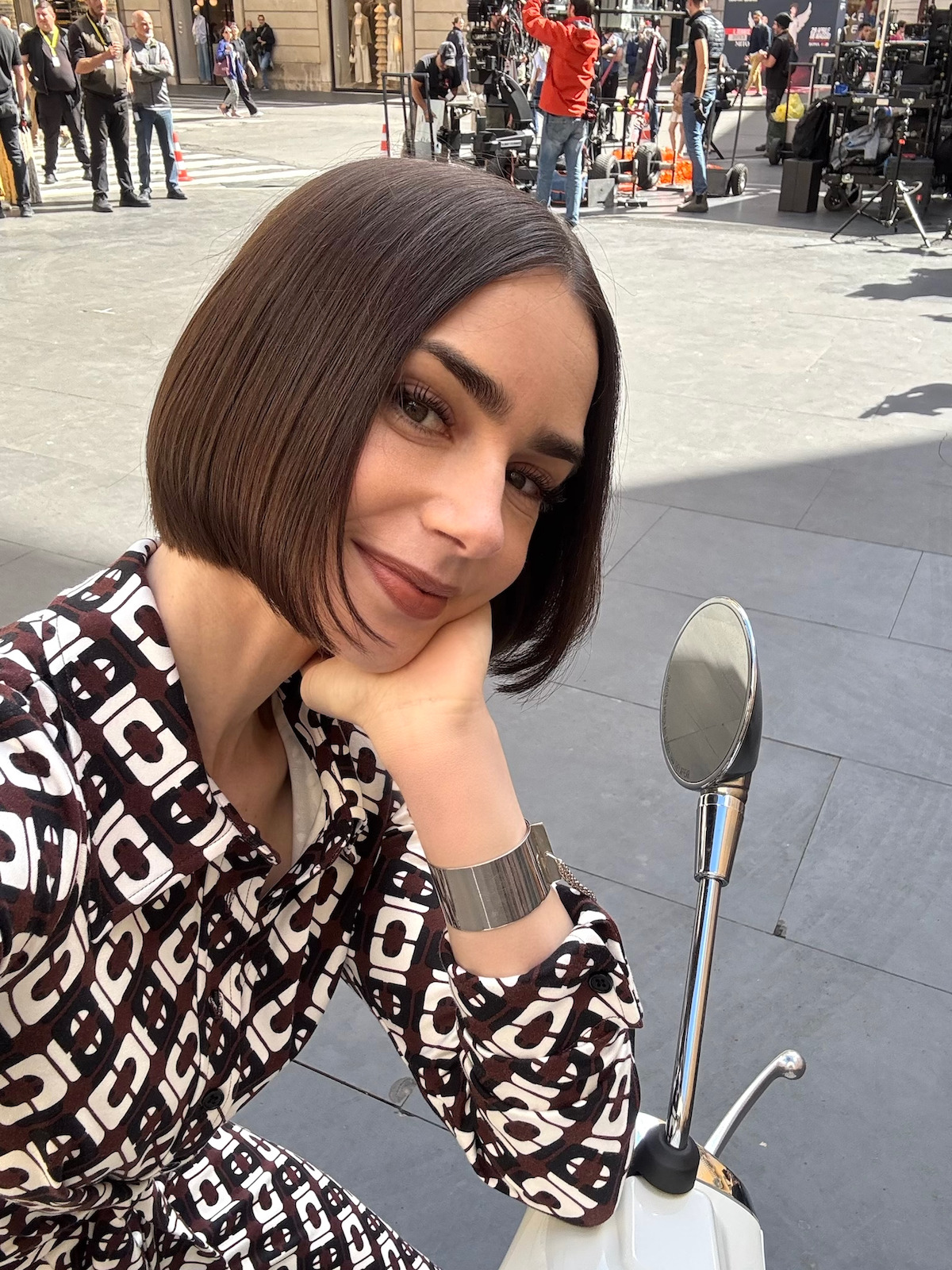 Lily Collins sul set romano di Emily in Paris 5. Credit Netflix