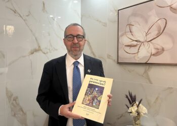 Claudio Rinaldi con il libro "Do you speak pramzan?" /VNY Media