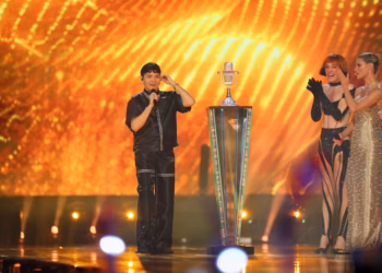 JJ sul palco dell'Eurovision 2025 a Basilea, pochi istanti dopo la vittoria con "Wasted Love