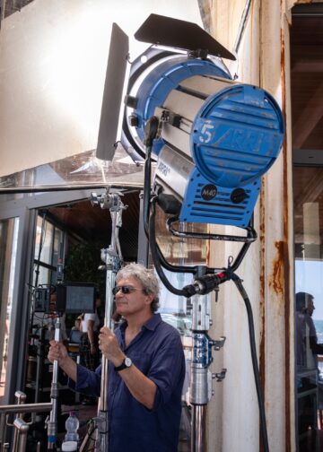 Cannes 2025 – Mario Martone sul set di Fuori, unico film italiano in concorso.Foto di Mario Spada.